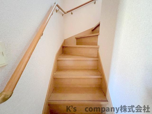 ■高座郡寒川町倉見　中古戸建の内装|手すり付きの階段☆小さいお子様やご年配の方にも安心の仕様です◇