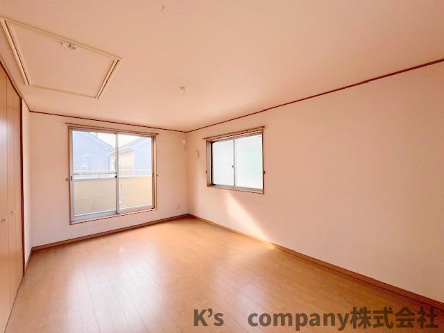 ■高座郡寒川町倉見　中古戸建の寝室|洋室10.1帖◇南側のバルコニーに出ることができるお部屋◇主寝室におすすめです♪