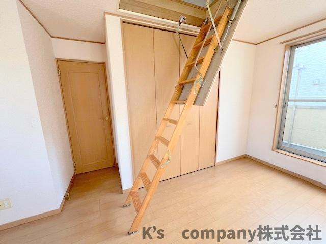 ■高座郡寒川町倉見　中古戸建の収納|洋室10.1帖の上部には小屋裏収納があります◇