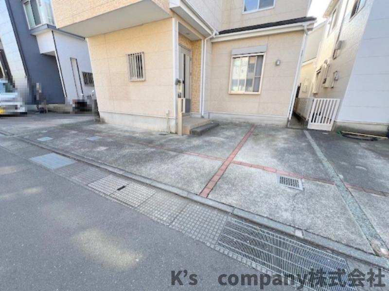 ■高座郡寒川町倉見　中古戸建の駐車場|駐車スペース☆交通量が少なくお車を駐車する時もゆっくりとお停めいただけます◇