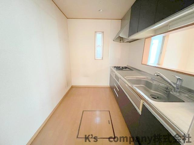 ■高座郡寒川町倉見　中古戸建のキッチン|キッチン後方には食器棚と冷蔵庫を置くスペースがあります◇