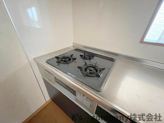 ■高座郡寒川町倉見　中古戸建のキッチン|三口ガスコンロでお料理の幅が広がります◇