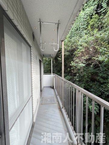 クリオ鎌倉笛田のバルコニー|暖かな日差しのふりそそぐバルコニー