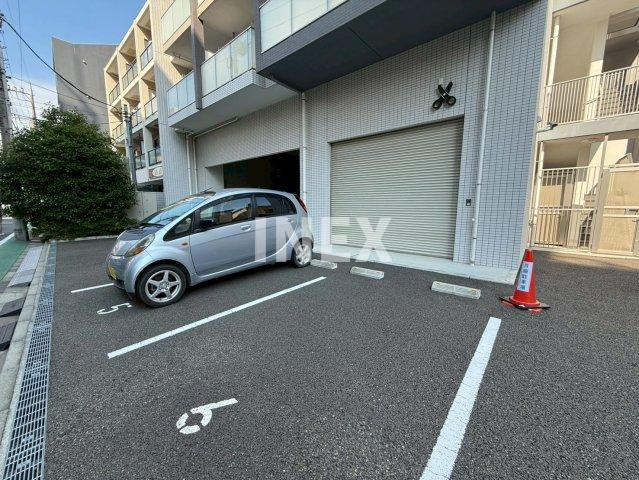 厚木市旭町１丁目の賃貸マンションの駐車場
