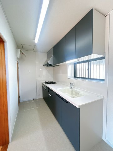 野木町丸林のキッチン|新品交換済みのシステムキッチン。作業スペースも確保されており、お料理の時間も快適に楽しめます。