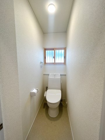 野木町丸林のトイレ|窓付きで明るく換気もしやすいトイレ。清潔感のある空間で快適にお使いいただけます。