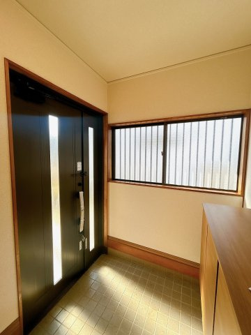 野木町丸林の玄関|窓から光が入る明るい玄関ホール。ゆとりのあるスペースで来客時にも安心です。