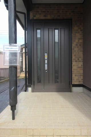 野木町丸林の玄関|玄関ドアは交換済み。毎日使う場所だからこそ、きれいで気持ちよくお使いいただけます。
