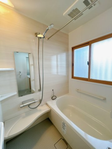 野木町丸林の浴室|窓付きで換気もできる明るい浴室。ゆったりとしたバスタイムで一日の疲れを癒せます。