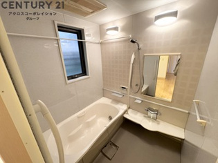 約1坪サイズのお風呂で足を伸ばして入浴できます☆
