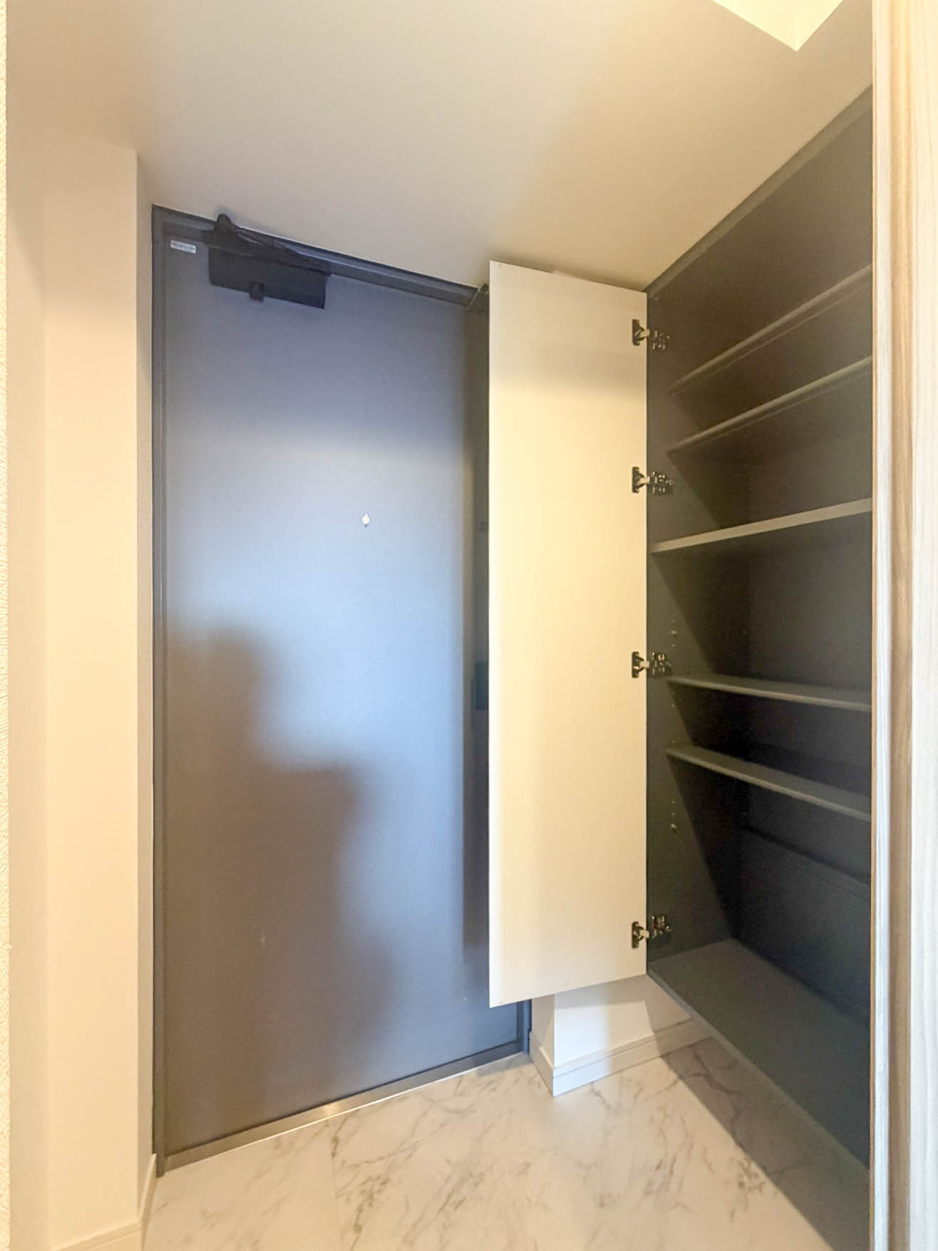 S-RESIDENCE六番町のエントランス|建物の内部です