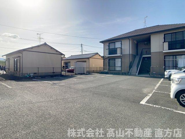 ハウストランキル B棟の駐車場