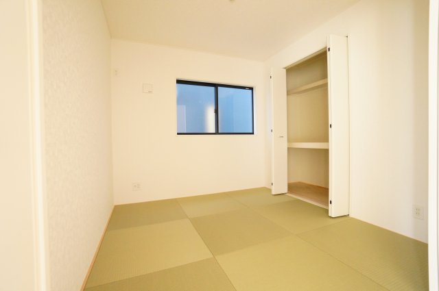 クレイドルガーデン常滑市神明町第2　3号棟の和室|リビング横の4.5帖和室は来客用に客間として、お子様の遊び場などに大活躍のスペースです。