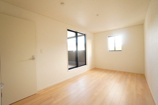 クレイドルガーデン常滑市神明町第2　3号棟の洋室|2階7.5帖洋室は大型クローゼットがある主寝室！