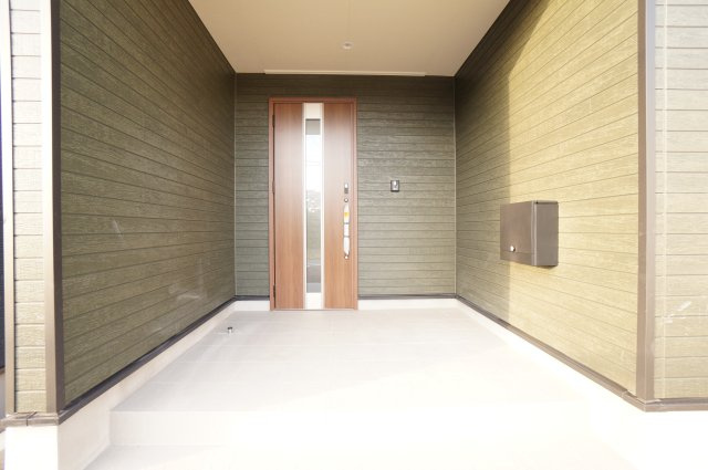 クレイドルガーデン常滑市神明町第2　3号棟の玄関|玄関ポーチが広い3号棟！サムターンセキュリティー付き玄関とポスト