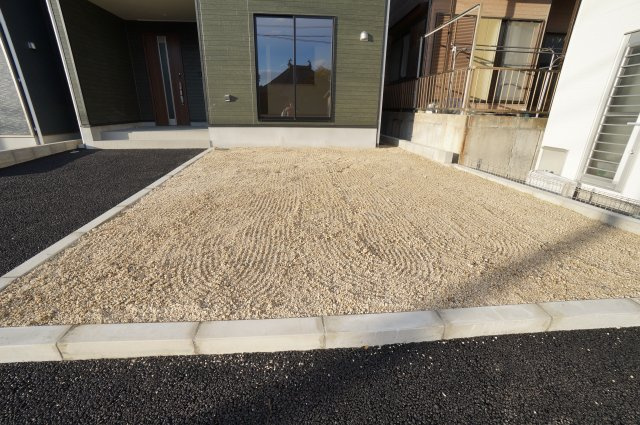 クレイドルガーデン常滑市神明町第2　3号棟の庭|リビング前の南側にお庭あり！