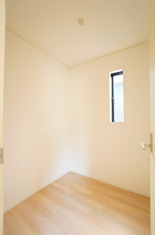 クレイドルガーデン常滑市神明町第2　3号棟の収納|2階のストレージルームはスーツケースや季節の家電などの収納に便利です。