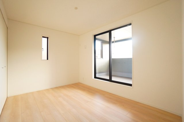 クレイドルガーデン常滑市神明町第2　3号棟の洋室|2階6帖洋室はバルコニーに面した明るい居室