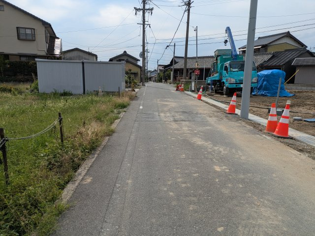 クレイドルガーデン常滑市神明町第2　3号棟の前面道路含む現地写真|●○前面道路○●