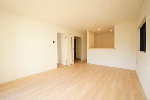 クレイドルガーデン常滑市神明町第2　3号棟の居間・リビング|16帖のLDKは南向きで日当たり良好な明るい空間！