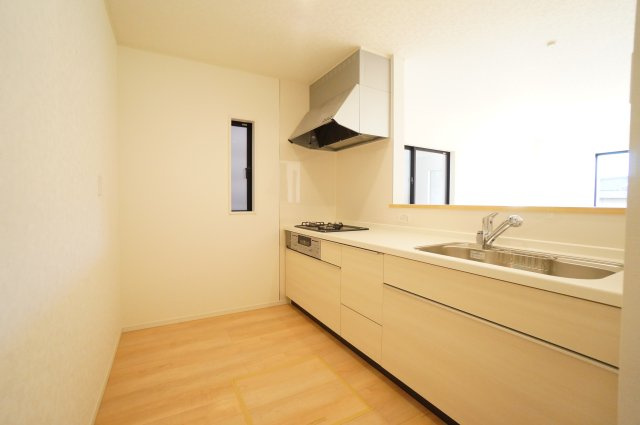 クレイドルガーデン常滑市神明町第2　3号棟のキッチン|お料理しながら会話弾む対面キッチンは家族と顔を合わせながらお料理が出来て楽しい時間を過ごせそうです♪