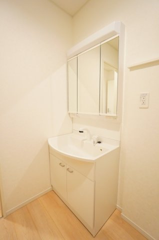 クレイドルガーデン常滑市神明町第2　3号棟の独立洗面台|シャワー付き洗面化粧台は、伸ばせる水栓で洗面台でのシャンプーや洗い物に便利な仕様。