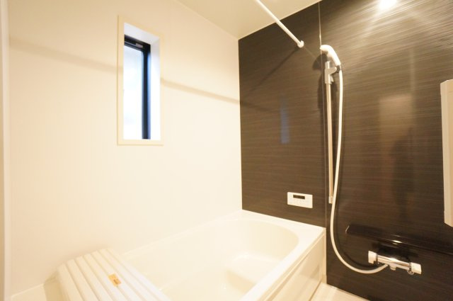 クレイドルガーデン常滑市神明町第2　3号棟の浴室|雨の日のお洗濯に大活躍な浴室乾燥機付！広々浴室1坪タイプで一日の疲れを癒すくつろぎのバスタイム♪