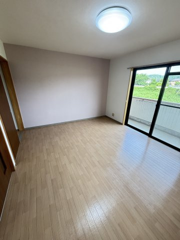 ハーベストガーデンの居間・リビング|お洒落なアクセントクロスでお部屋の雰囲気も明るくなります。