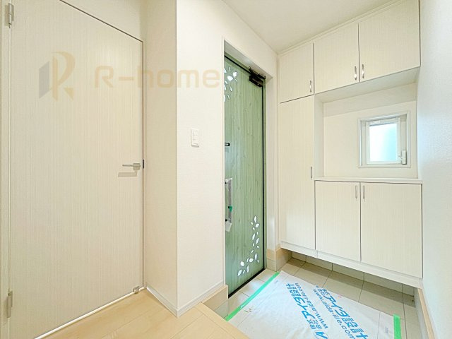 下妻市鬼怒　中古戸建て　2号棟の玄関|気持ちよくご家族やゲストを送迎できる穏やかな雰囲気の玄関♪大きな下駄箱で玄関廻りスッキリ♪