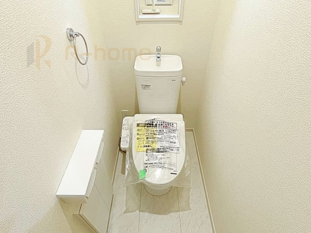 下妻市鬼怒　中古戸建て　2号棟のトイレ|温水洗浄便座付きのトイレ。
トイレが２ヵ所設置で朝の忙しい時間でも安心です。