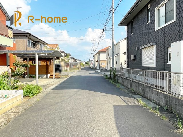 下妻市鬼怒　中古戸建て　2号棟の前面道路含む現地写真|周辺環境も併せて案内致します♪
閑静な住宅地で笑顔あふれる新生活！
ぜひ現地へお越しください♪
