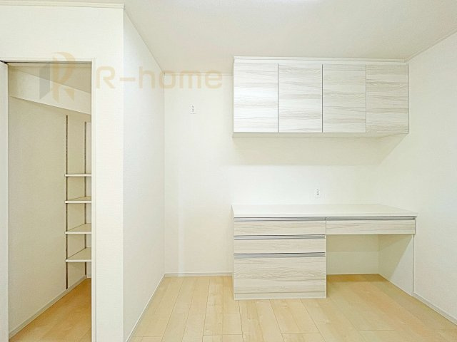 下妻市鬼怒　中古戸建て　2号棟の収納|キッチンにパントリー＆カップボード付き！食器や調理器具がスッキリ片付きます♪