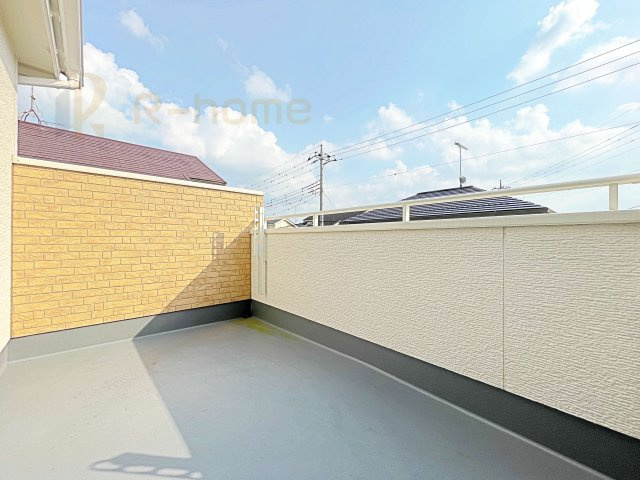 下妻市鬼怒　中古戸建て　2号棟のバルコニー|奥行きのあるバルコニーは、お子様をプールで遊ばせたり、カフェテラス風にしたり多目的に利用できます♪