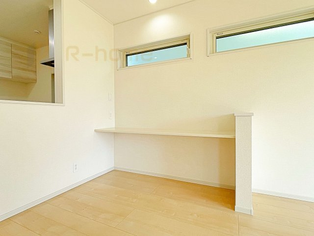下妻市鬼怒　中古戸建て　2号棟の居間・リビング|リビングに使い勝手の良いカウンター付き！お子様の勉強や作業スペースに♪