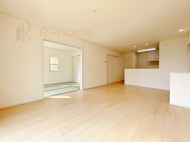 下妻市鬼怒　中古戸建て　2号棟の居間・リビング|広々としたLDK♪充分な広さがあり、ご家族でインテリアのレイアウトを考えるのも楽しみですね！