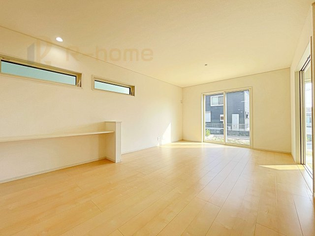 下妻市鬼怒　中古戸建て　2号棟の居間・リビング|広くてとっても明るいLDK！ストック品などの収納に便利なパントリー付き♪