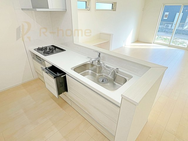 下妻市鬼怒　中古戸建て　2号棟のキッチン|料理をしながら家族とコミュニケーションが取れる対面式システムキッチン。嬉しいビルトイン食洗機！