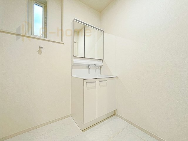 下妻市鬼怒　中古戸建て　2号棟の洗面所|清潔感溢れる洗面台は嬉しい三面鏡付き。洗剤や歯ブラシなどもすっきり収納できます♪