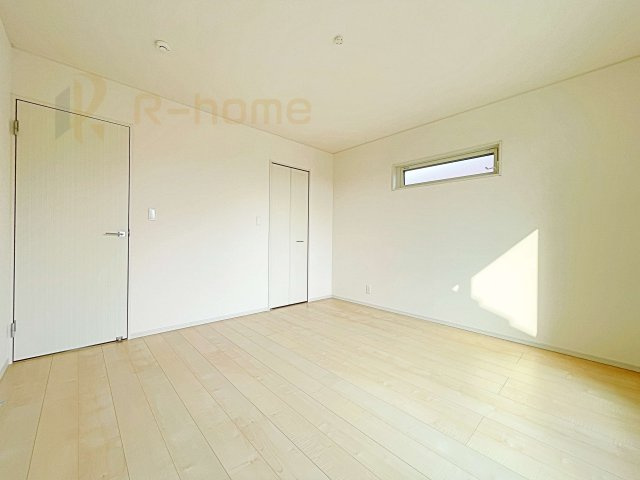 下妻市鬼怒　中古戸建て　2号棟の洋室|収納便利なウォークインクローゼット付きの洋室♪
明るく風通しの良いお部屋です♪
