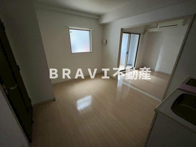 ES-Grande Minamimorimachi　BRAVI不動産の居間・リビング|【ES-Grande Minamimorimachi】こちらの居間で趣味の時間をお楽しみください