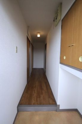 油屋ハイツ中野Ⅱの玄関|収納もある玄関です