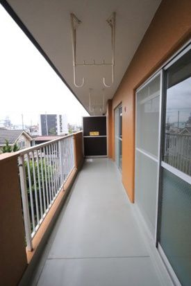 油屋ハイツ中野Ⅱのバルコニー|陽当たり良好なバルコニーです