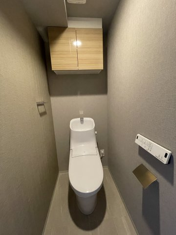 プラウドフラット亀戸のトイレ|落ち着いた色調のトイレです