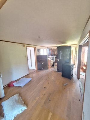 【居間・リビング】 | 岩美郡岩美町浦富中古戸建て | LDK（奥側の窓、床、壁は修理が必要です）