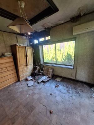 【洋室】 | 岩美郡岩美町浦富中古戸建て | １階洋室（床及び壁の修理が必要です）