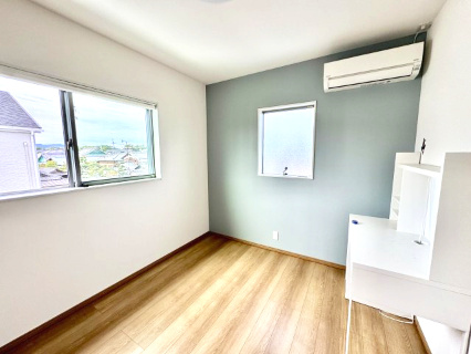 泉南市信達牧野　中古戸建の洋室|とても明るくてシンプルなお部屋ですね。