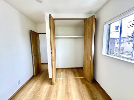 泉南市信達牧野　中古戸建の収納|クローゼットは奥行きがあり、衣類や小物をすっきり収納可能