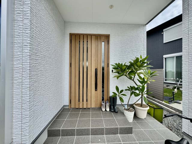 泉南市信達牧野　中古戸建の玄関