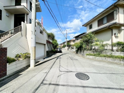 【前面道路含む現地写真】 | 高槻市南平台5丁目　中古戸建
