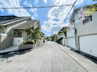 【前面道路含む現地写真】 | 高槻市南平台5丁目　中古戸建